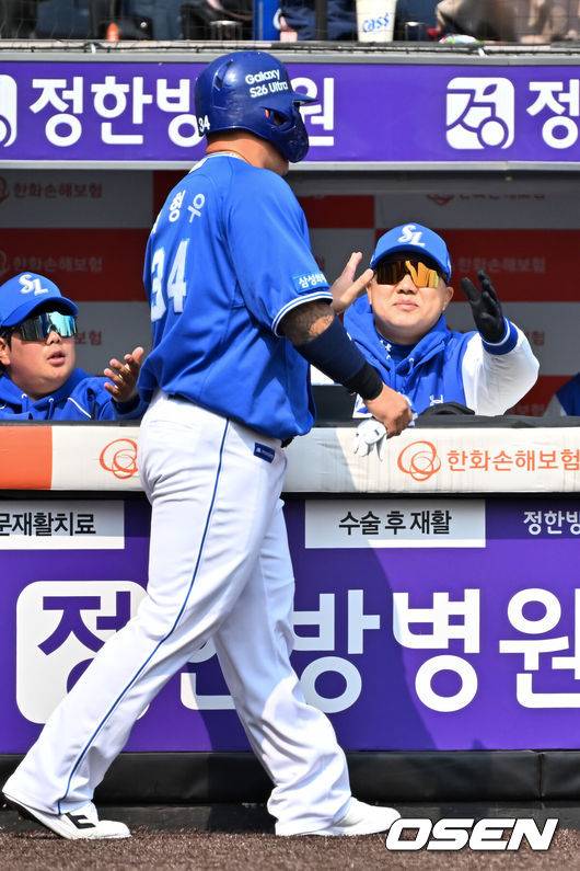 [OSEN=대전, 민경훈 기자] 12일 대전 한화생명볼파크에서 2026 신한 SOL KBO리그 시범경기 한화 이글스와 삼성 라이온즈의 경기가 열렸다.시범경기는&nbsp;오늘(12일)부터&nbsp;오는 24일까지 진행되며, 각 팀이 12경기씩 치러 총 60경기가 펼쳐진다.1회초 2사 주자 만루 삼성 강민호의 좌익수 앞 2타점 적시타때 홈을 밟은 최형우가 덕아웃에서 박진만 감독과 하이파이브를 하고 있다.  2026.03.12 /rumi@osen.co.kr