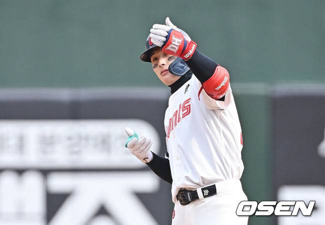 [OSEN=부산, 이석우 기자] 12일 부산 사직야구장에서 2026 신한 SOL KBO 리그 롯데 자이언츠와 KT 위즈의 시범경기가 열렸다. 이날 부산 사직과 이천, 대전, 광주, 마산 5개구장에서 막을 올렸다.롯데 자이언츠 윤동희가 5회말 2사 만루 2타점 우익수 앞 안타를 치고 2루까지 진루, 세리머니를 하고 있다. 2026.03.12 / foto0307@osen.co.kr