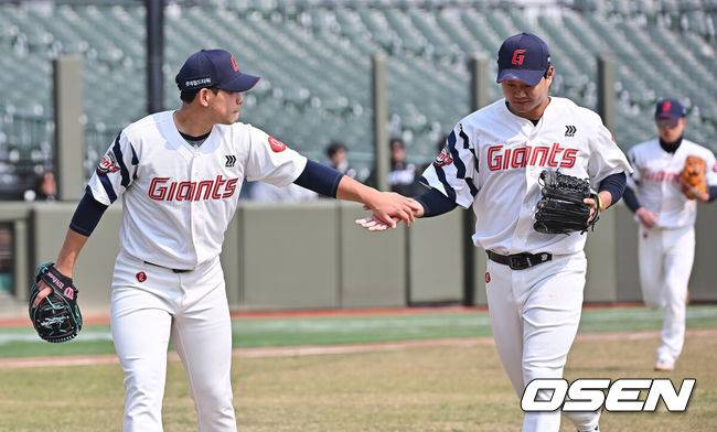 [OSEN=부산, 이석우 기자] 12일 부산 사직야구장에서 2026 신한 SOL KBO 리그 롯데 자이언츠와 KT 위즈의 시범경기가 열렸다. 이날 부산 사직과 이천, 대전, 광주, 마산 5개구장에서 막을 올렸다.롯데 자이언츠 손호영이 2회초 2사 KT 위즈 이강민의 3루 땅볼을 어렵게 잡아 아웃시키고 김진욱과 하이파이브를 하고 있다. 2026.03.12 / foto0307@osen.co.kr