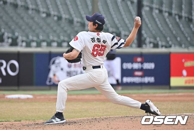 [OSEN=부산, 이석우 기자] 12일 부산 사직야구장에서 2026 신한 SOL KBO 리그 롯데 자이언츠와 KT 위즈의 시범경기가 열렸다. 이날 부산 사직과 이천, 대전, 광주, 마산 5개구장에서 막을 올렸다.롯데 자이언츠 정철원이 역투하고 있다. 2026.03.12 / foto0307@osen.co.kr