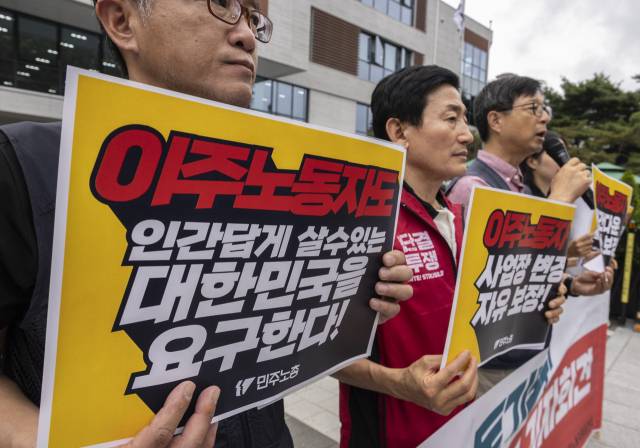 ▲15일 서울 종로구 국정기획위원회 앞에서 민주노총과 이주노동자평등연대 대표자들이 국정과제에 이주노동자 기본권 수용을 촉구하는 기자회견을 열고 있다. ⓒ연합뉴스