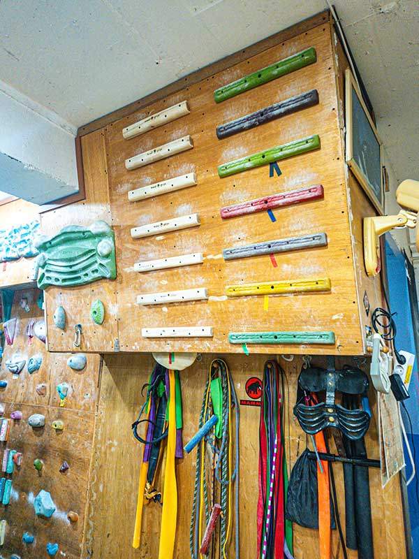 턱걸이나 손가락 훈련을 위해 마련된 트레이닝 공간은 작지만 알차다. 대부분의 회원들이 클라이밍을 마치고 마무리 운동으로 근력운동과 손가락 훈련을 하곤 한다.