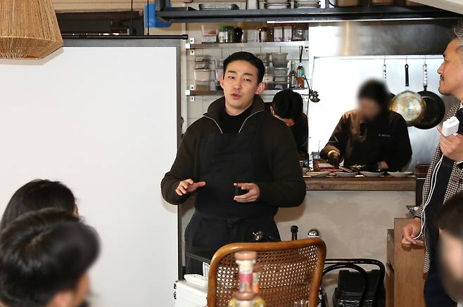 ‘2018 베스트 셰프 멕시코’ 우승자인 진우범 셰프가 오초(OCHO) 1주년 기념 미디어 간담회에서 설명하고 있다. 아영FBC 제공