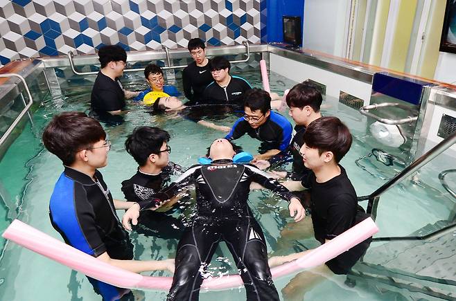 물리치료과 학생들이 수중 전용 풀에서 수중치료 실습을 하고 있다. 대구보건대학교 제공