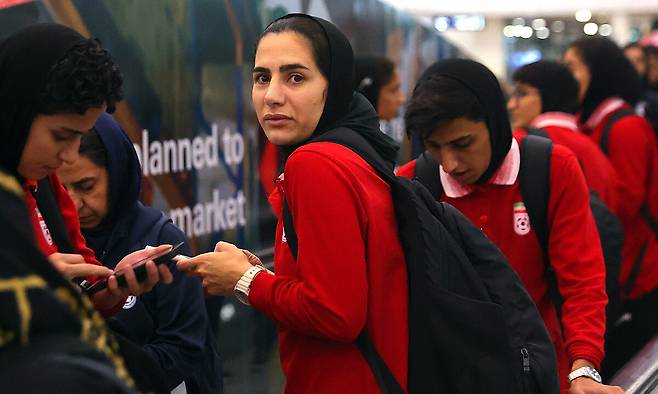 일부 이란 여자 축구 국가대표팀 선수들이 11일 말레이시아 세팡의 쿠알라룸푸르 국제공항에 도착하고 있다. 팀 동료 최소 5명은 호주에서 망명을 허가받았다. 나머지 선수들은 2026 아시아축구연맹(AFC) 여자 아시안컵을 마친 뒤 말레이시아를 경유해 이동을 시작한 것으로 알려졌다. EPA연합뉴스
