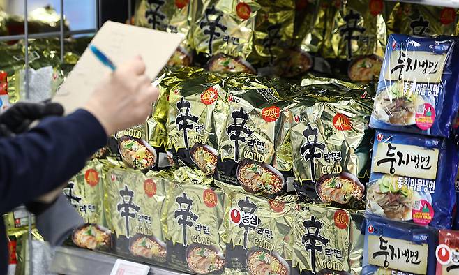 서울의 한 대형마트에 진열된 라면의 모습. 뉴스1