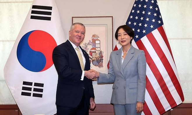 손 잡은 한·미 차관보 정의혜 외교부 차관보(오른쪽)가 12일 서울 종로구 외교부 청사에서 마이클 디솜브레 미 국무부 동아태차관보와 만나 악수하며 기념촬영을 하고 있다. 연합뉴스