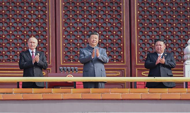 김정은 북한 국무위원장(오른쪽)이 시진핑 중국 국가주석(가운데), 블라디미르 푸틴 러시아 대통령과 지난해 9월 중국 베이징 톈안먼 망루에 나란히 올라 중국 전승절 80주년 열병식을 지켜보며 박수 치고 있다. 세계일보 자료사진