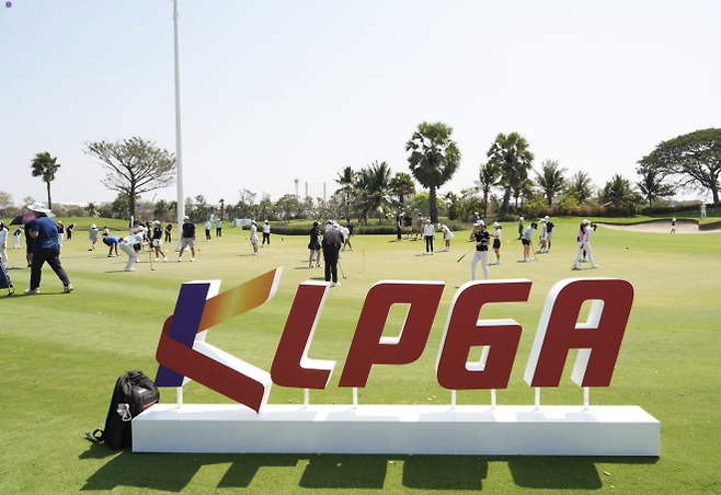 태국 촌부리의 아마타 스프링스CC에서 열리는 KLPGA투어 리쥬란 챔피언십에 출전한 선수들이 퍼팅 연습을 하고 있다. 쿼드스포츠 제공