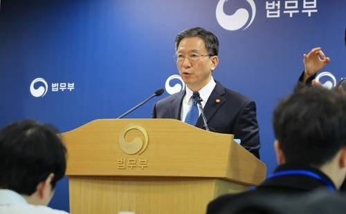 법무부가 ‘2030 이민정책 미래전략’을 발표하면서 이민 제도 개편 논의가 본격화됐다. 비자 제도는 고용·외교·다문화 정책을 아우르는 만큼 사회적 합의가 관건이다. 지난 3일 새 이민정책을 발표하는 정성호 법무부 장관 연합뉴스