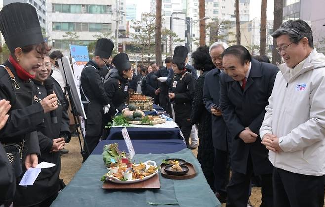 중구 ‘우리 동 이순신 음식 챌린지’ - 김길성(오른쪽) 서울 중구청장이 지난 9일 중구청 잔디광장에서 열린 ‘우리 동 이순신 음식 챌린지’에서 참가자의 설명을 듣고 있다.  중구 제공