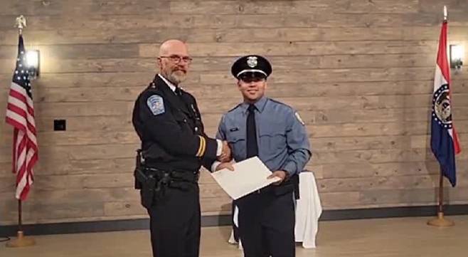 줄리언 알칼라(오른쪽)가 미주리주 제퍼슨 칼리지 법집행 아카데미 수료 행사에서 증서를 받고 있다. 영상 캡처