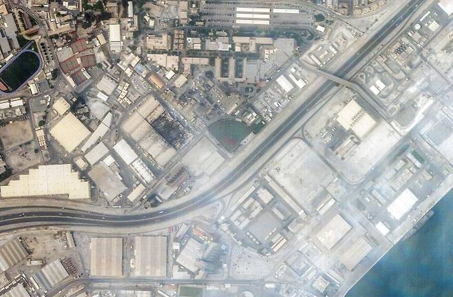 바레인 마나마에 있는 미 해군 5함대 기지에서 이란의 공격으로 연기가 치솟고 있다. 위성사진 분석 업체 플래닛랩스가 촬영한 장면. AFP 연합뉴스