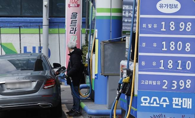 국제 유가 사흘만에 다시 100달러 돌파 - 국제에너지기구(IEA)의 사상 최대 규모 비축유 방출 계획에도 국제 유가가 다시 배럴당 100달러를 넘어섰다. 미국 CNBC에 따르면 5월 인도분 브렌트유 선물 가격은 한국시간 12일 오후 12시28분 기준 배럴당 100.44달러를 기록했다. 앞서 브렌트유 선물 가격은 지난 9일 장중 한때 배럴당 119달러까지 치솟았다가 전쟁이 조기에 끝날 수 있다는 낙관론이 확산되면서 배럴당 80달러선까지 떨어진 바 있다. 그러나 중동 정세 불안이 지속되면서 유가 상승 압력이 다시 커지고 있는 것으로 분석된다. 사진은 이날 서울 시내 한 주유소에 게시된 유가 정보. 뉴시스