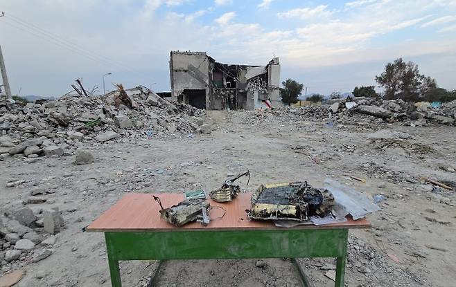 최소 175명의 어린이와 교사가 숨진 지난달 28일 이란 여자초등학교 폭격이 미군의 표적 설정 오류에서 비롯됐을 가능성이 크다는 예비 조사 결과가 나왔다. 이란 측은 현장에서 수거한 미사일 파편에서 미군 토마호크 미사일 부품이 확인됐다고 주장했다. 사진은 폭격 현장에 수거된 미사일 파편을 늘어놓은 모습. 파편 중 일부에는 ‘메이드 인 USA’ 문구와 함께 글로브 모터스라는 제조사명이 표기돼 있었는데, 이 부품은 토마호크 의 후미 조종면 제어계통에 들어가는 전동식 구동기(액추에이터)일 가능성이 크다. 유도·비행제어장치의 조향 명령에 따라 꼬리날개 등 조종면을 미세하게 움직여 비행 방향 수정과 자세 제어, 경로 유지를 수행하는 핵심 구동부로 추정된다. 오른쪽은 도널드 트럼프 미국 대통령. 2026.3.11 이란 외무부 대변인