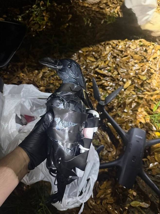 미국 텍사스에서 드론을 이용해 마약 등의 밀수품이 담긴 플라스틱 까마귀 모형을 루이지애나주 연방 교도소로 반입하려던 여성 두 명이 체포됐다. @Grant Parish Sheriff‘s Office 페이스북 캡처