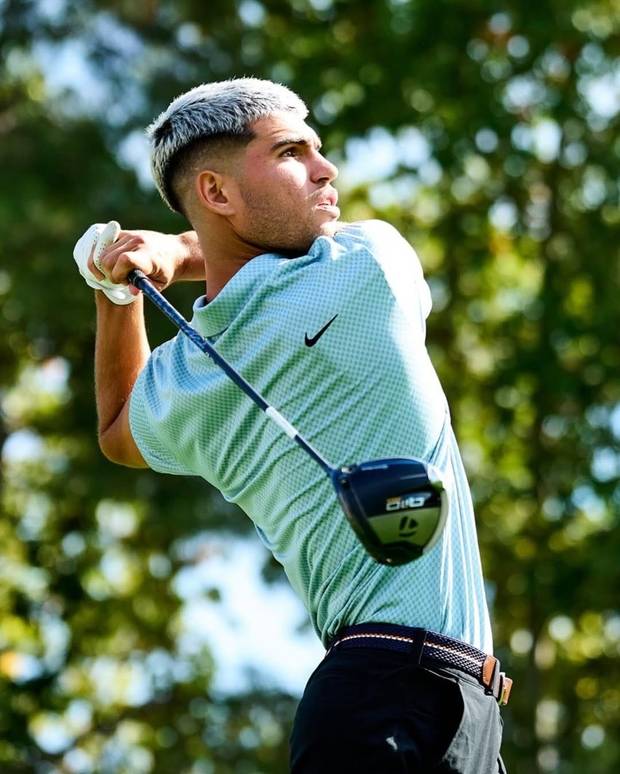 골프 스윙하는 테니스 스타 카를로스 알카라스. 지난해 욘 람과 동반 라운드하던 때다. 알카라스 인스타그램 캡처