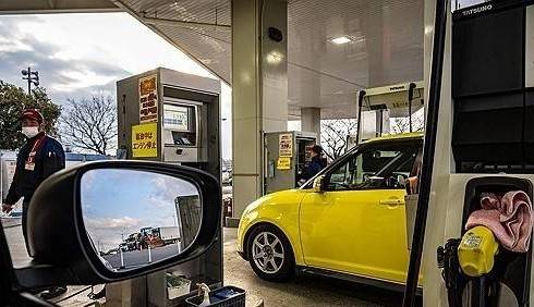 10일 일본 가나가와현 에비나시의 한 주유소에서 차량이 주유를 하고 있다. AFP연합뉴스