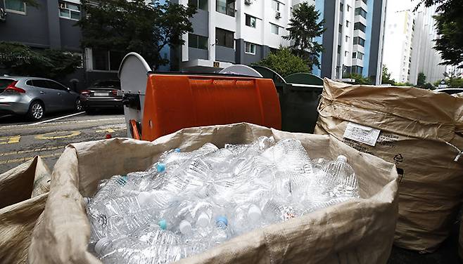 서울 시내의 한 아파트 분리수거장. 투명 페트병은 라벨을 떼고 다른 플라스틱과 섞이지 않게 분리 배출해야 한다. 이를 위반하면 30만 원 이하의 과태료가 부과된다. 뉴시스