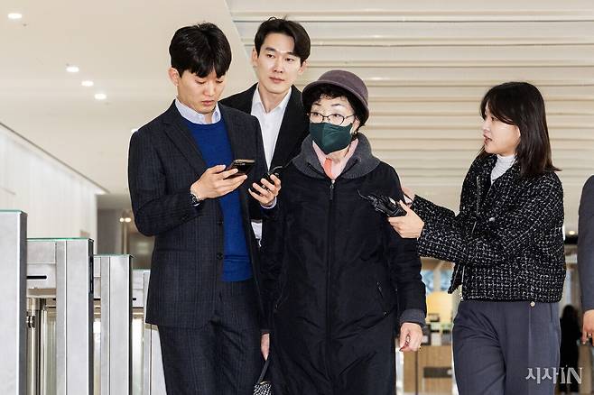 지난해 11월11일 김건희씨의 모친 최은순씨가 김건희 특검 사무실에 피의자 신분으로 재출석하는 모습. ⓒ시사IN 박미소