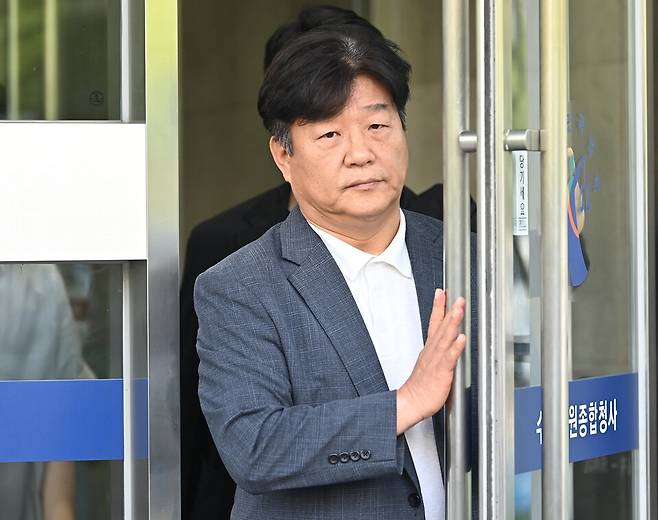 딸 명의 편법대출 및 재산축소·페이스북 허위사실 글 게시 등 혐의로 기소된 양문석 더불어민주당 의원이 2025년 7월24일 경기도 수원시 영통구 수원고등법원에서 열린 항소심 선고공판을 마치고 나오고 있다. ⓒ사진공동취재단