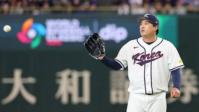 야구 대표팀 류현진이 8일 일본 도쿄돔서 열린 제6회 월드베이스볼클래식(WBC) 본선 1라운드 C조 3차전 대만과 경기에 선발투수로 등판해 동료로부터 공을 받고 있다. 류현진은 8강전이 열리는 마이애미에 입선한 후 “2~3경기를 더 하고 싶다”며 남다른 각오를 전했다. 뉴시스