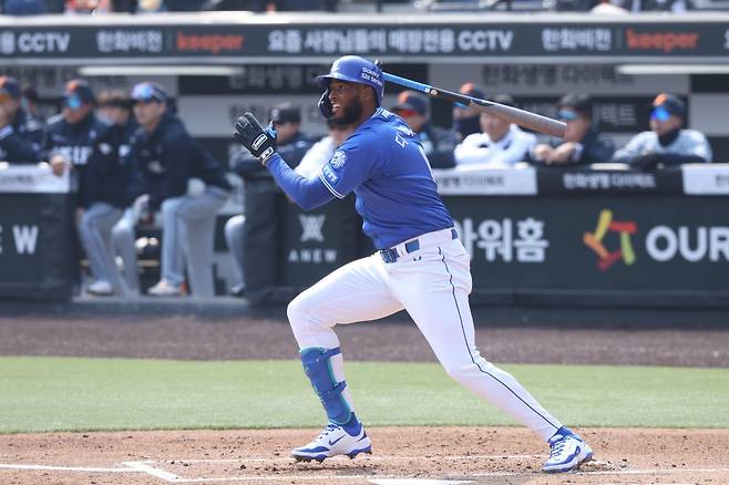 삼성 르윈 디아즈가 12일 대전한화생명볼파크서 열린 한화와 시범경기서 안타를 쳐낸 뒤 타구를 응시하고 있다. 사진제공｜삼성 라이온즈