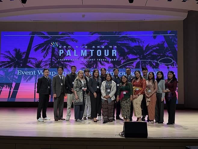 행사에 참석한 발리 호텔 및 리조트 관계자들과 기념 촬영을 하고 있다.사진제공|팜투어
