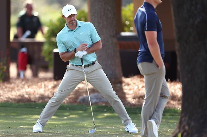 로리 매킬로이가 11일(현지시간) 플레이어스 챔피언십이 열리는 미국 플로리다주 폰테베드라비치의 TPC 소그래스에서 스트레칭을 하고 있다. 게티이미지코리아