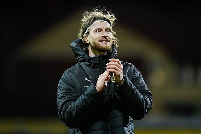 보되 카스퍼 회그가 12일 스포르팅전 승리 후 홈팬 앞에서 활짝 웃고 있다. EPA연합뉴스