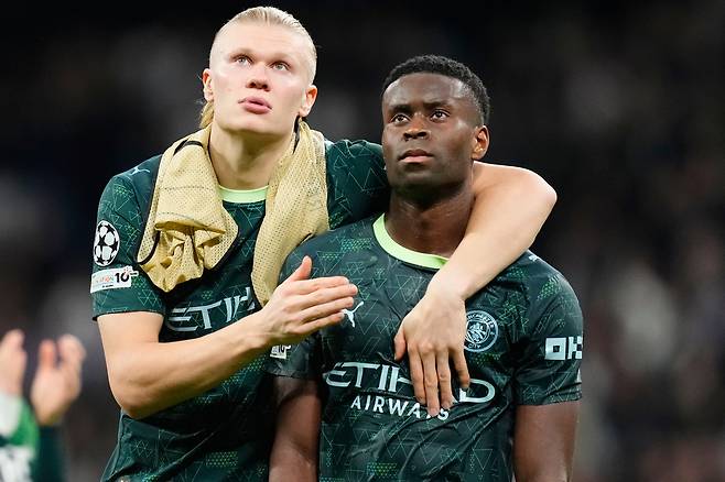 레알 마드리드 원정 0-3 참패에 실망한 맨체스터 시티의 엘링 홀란(왼쪽)과 마크 게히 | AP연합뉴스