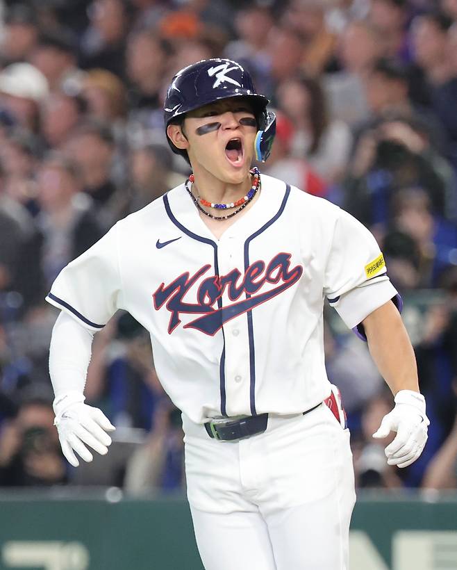 8일 일본 도쿄돔에서 열린 2026 월드베이스볼클래식(WBC) C조 조별리그 3차전 대한민국과 대만의 경기. 6회말 1사 1루 한국 김도영이 역전 2점 홈런을 친 뒤 포효하고 있다. 2026.3.8 연합뉴스