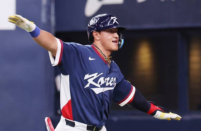 3일 일본 오사카 교세라돔에서 열린 월드베이스볼클래식(WBC) 평가전 한국 대표팀과 일본 프로야구 오릭스 버팔로스와의 경기. 9회초 무사 한국 안현민이 솔로홈런을 친 뒤 자축하고 있다. 2026.3.3 연합뉴스