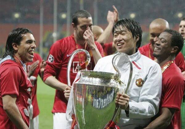 박지성이 빅이어(챔스 우승컵)를 들고 동료들과 기뻐하고 있다. AFP연합뉴스