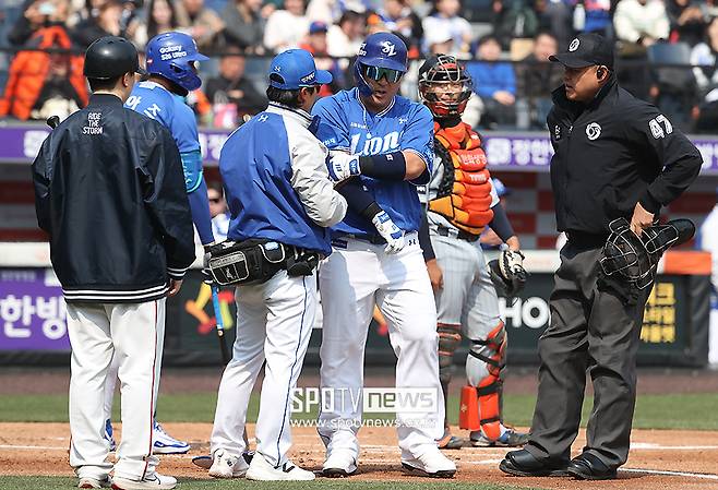 ▲ 삼성 라이온즈 최형우가 12일 대전에서 열린 한화 이글스와의 시범경기 첫 게임에서 첫 타석부터 공에 팔을 맞아 1회말을 앞두고 교체됐다. ⓒ곽혜미 기자