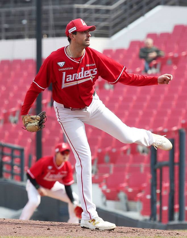 ▲ SSG는 선발 앤서니 베니지아노가 4회 고비를 넘기지 못하고 3⅓이닝 5피안타 1볼넷 1탈삼진 4실점으로 부진했다. 좌타자를 상대로는 위력을 보여줬지만 우타자 상대 무기에서는 고민을 남겼다. ⓒSSG랜더스