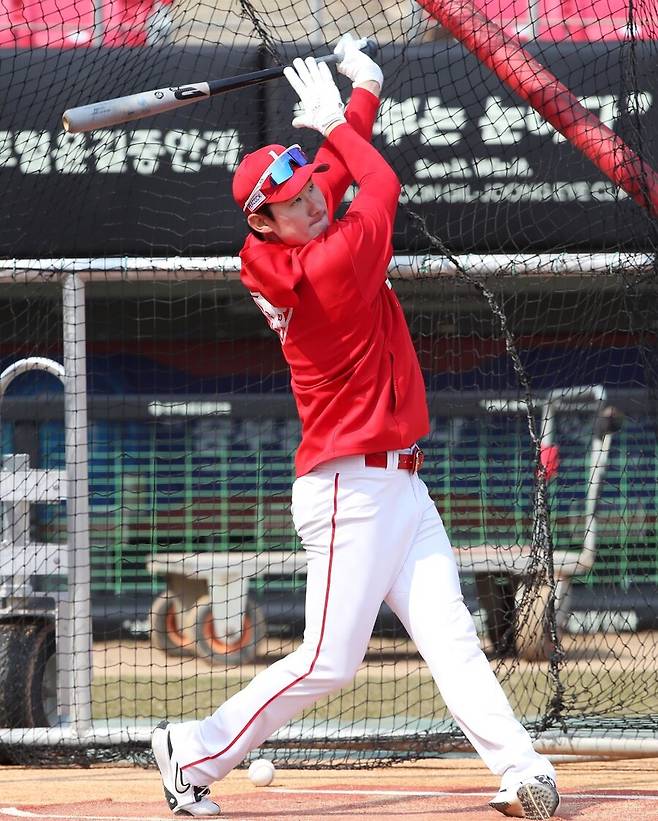 ▲ 오태곤은 2023년 한유섬의 뒤를 이어 선수단 투표로 주장이 된 적이 있고, 올해도 중책을 맡아 팀을 이끈다 ⓒSSG랜더스