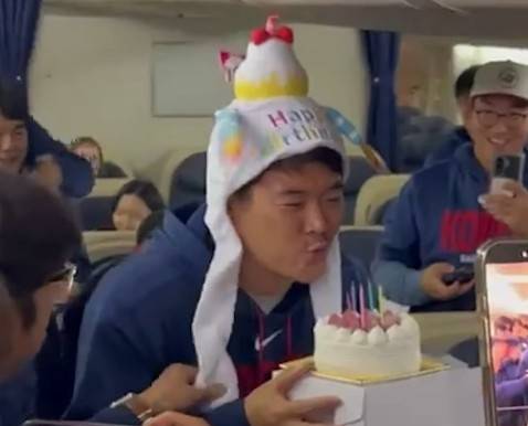 노경은이 동료들이 준비한 생일 케이크 촛불을 불어 끄고 있다./사진=KBO 공식 SNS 영상 갈무리