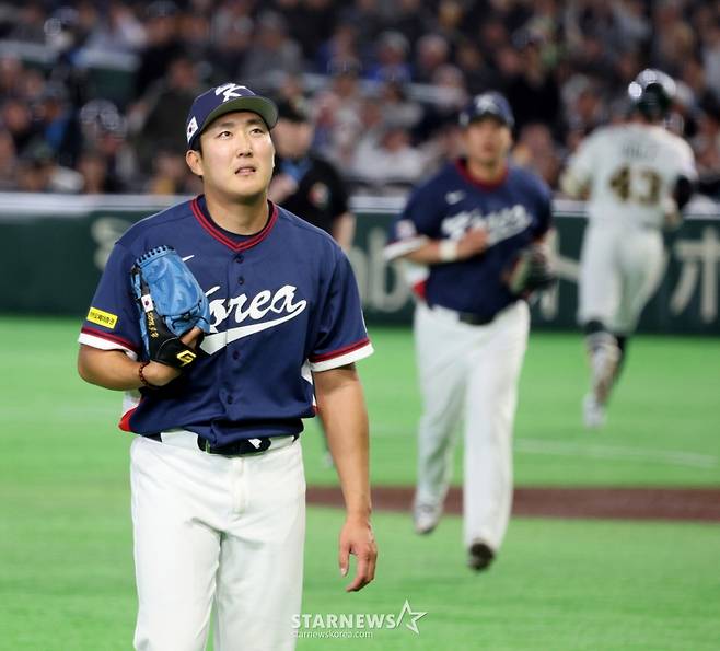 호주전 선발투수로 나선 손주영이 1회말 수비를 마치고 더그아웃으로 향하고 있다. /사진=강영조 선임기자