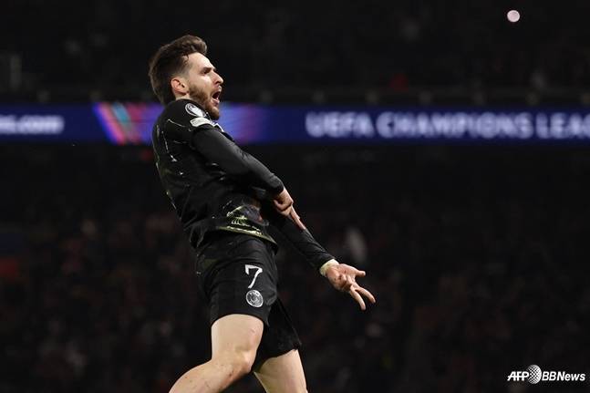 흐비차 크바라츠헬리아가 12일 오전 5시(한국시간) 프랑스 파리의 파르크 데 프린스에서 열린 2025~2026시즌 유럽축구연맹(UEFA) 챔피언스리그(UCL) 16강 1차전에서 첼시를 상대로 득점 후 세리머니하고 있다. /AFPBBNews=뉴스1