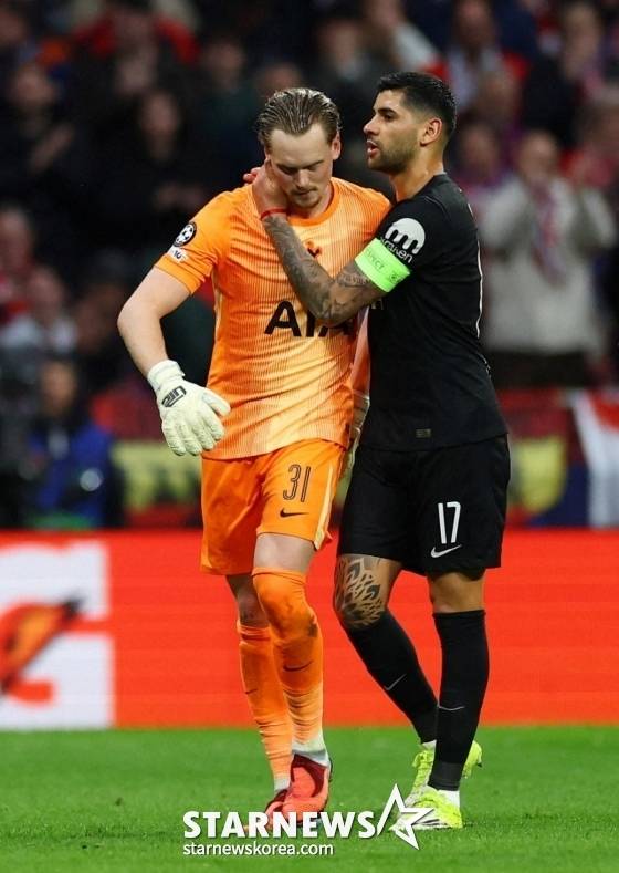 안토닌 킨스키(왼쪽)가 11일 오전 5시(한국시간) 스페인 마드리드의 리야드 에어 메트로폴리타노에서 열린  2025~2026 유럽축구연맹(UEFA) 챔피언스리그(UCL) 16강 1차전 아틀레티코 마드리드와 경기 전반 15분 만에 4실점하고 교체되고 있다. /로이터=뉴스1