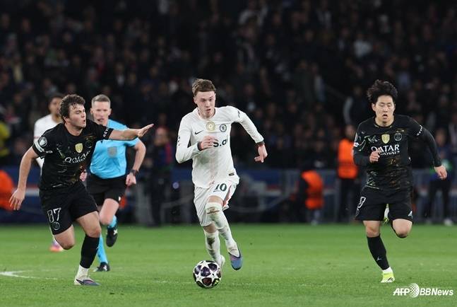 PSG 공격수 이강인(오른쪽)이 12일(한국시간) 프랑스 파리의 파르크 데 프랭스에서 열린 첼시와의 '2025~2026시즌 유럽축구연맹(UEFA) 챔피언스리그(UCL)' 16강 1차전에서 수비에 집중하고 있다.  /AFPBBNews=뉴스1