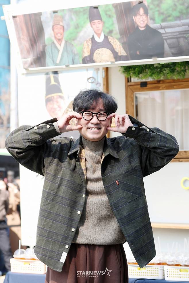 장항준 감독이 12일 오후 서울 중구 프레스센터 앞 광장에서 영화 '왕과 사는 남자' 흥행 감사 커피차 이벤트를 진행하고 있다.  '왕과 사는 남자'는 개봉 36일째인 11일 관객수 1200만명을 넘어섰다. 이로써 '파묘'(1191만4869명)를 꺾고 역대 박스오피스 20위에 안착했다. /2026.03.12 /사진=김휘선 hwijpg@