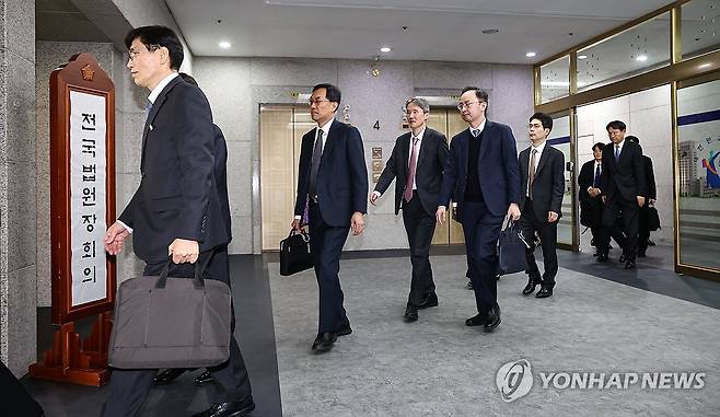 전국법원장회의 (서울=연합뉴스) 한종찬 기자 = 법원장 등 법관들이 25일 서울 서초구 대법원에서 열린 전국법원장회의에 참석하고 있다. 2026.2.25 [공동취재] saba@yna.co.kr