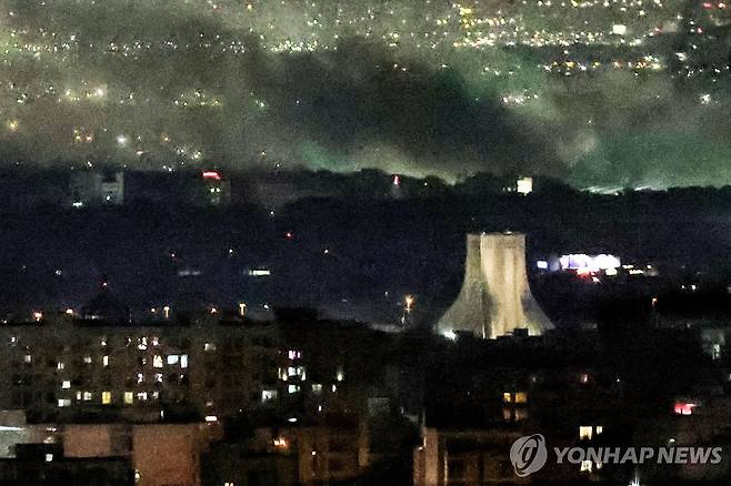 연기 피어오르는 이란 수도 테헤란 [AFP=연합뉴스 자료사진. 재판매 및 DB 금지]