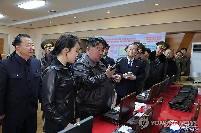 북한 김정은, 중요 군수공장 시찰 (평양 조선중앙통신=연합뉴스) 김정은 북한 국무위원장이 딸 주애와 함께 지난 11일 권총 등 휴대용 경량 무기를 생산하는 제2경제위원회 산하의 중요 군수공장을 시찰했다고 조선중앙통신이 12일 보도했다. 2026.3.12 
    [국내에서만 사용가능. 재배포 금지. For Use Only in the Republic of Korea. No Redistribution] nkphoto@yna.co.kr