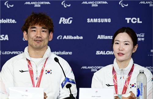 휠체어컬링 16년 만의 메달 수확한 이용석과 백혜진(좌측부터) [대한장애인체육회 제공. 재판매 및 DB 금지]