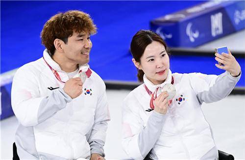 은메달 목에 건 이용석과 백혜진(좌측부터) [대한장애인체육회 제공. 재판매 및 DB 금지]