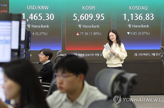 코스피, 이틀 연속 상승 마감 (서울=연합뉴스) 박동주 기자 = 코스피가 1% 넘게 올라 5,600대로 마감한 11일 서울 중구 하나은행 딜링룸에서 직원들이 업무를 보고 있다. 
    이날 코스피는 전장보다 77.36포인트(1.40%) 오른 5,609.95에 장을 마쳤다. 2026.3.11 pdj6635@yna.co.kr