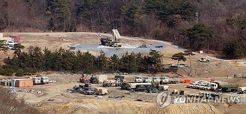 하늘 향한 사드 기지의 방공무기 발사대 [연합뉴스 자료사진. 재판매 및 DB금지]